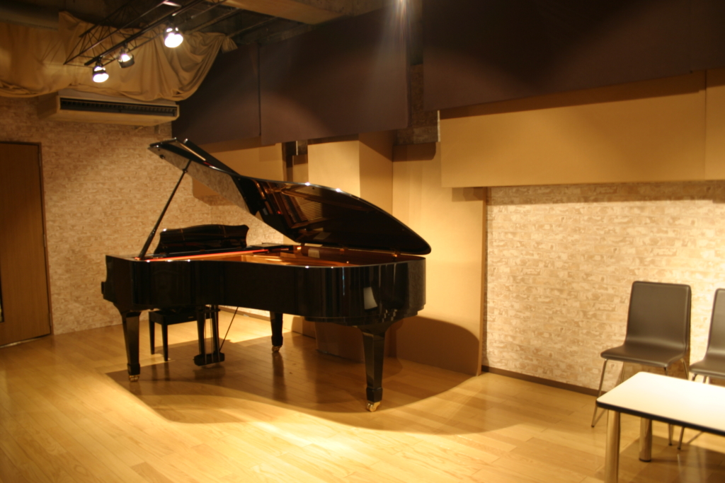 スタジオ「フルハウス」のピアノYAMAHA C7LA