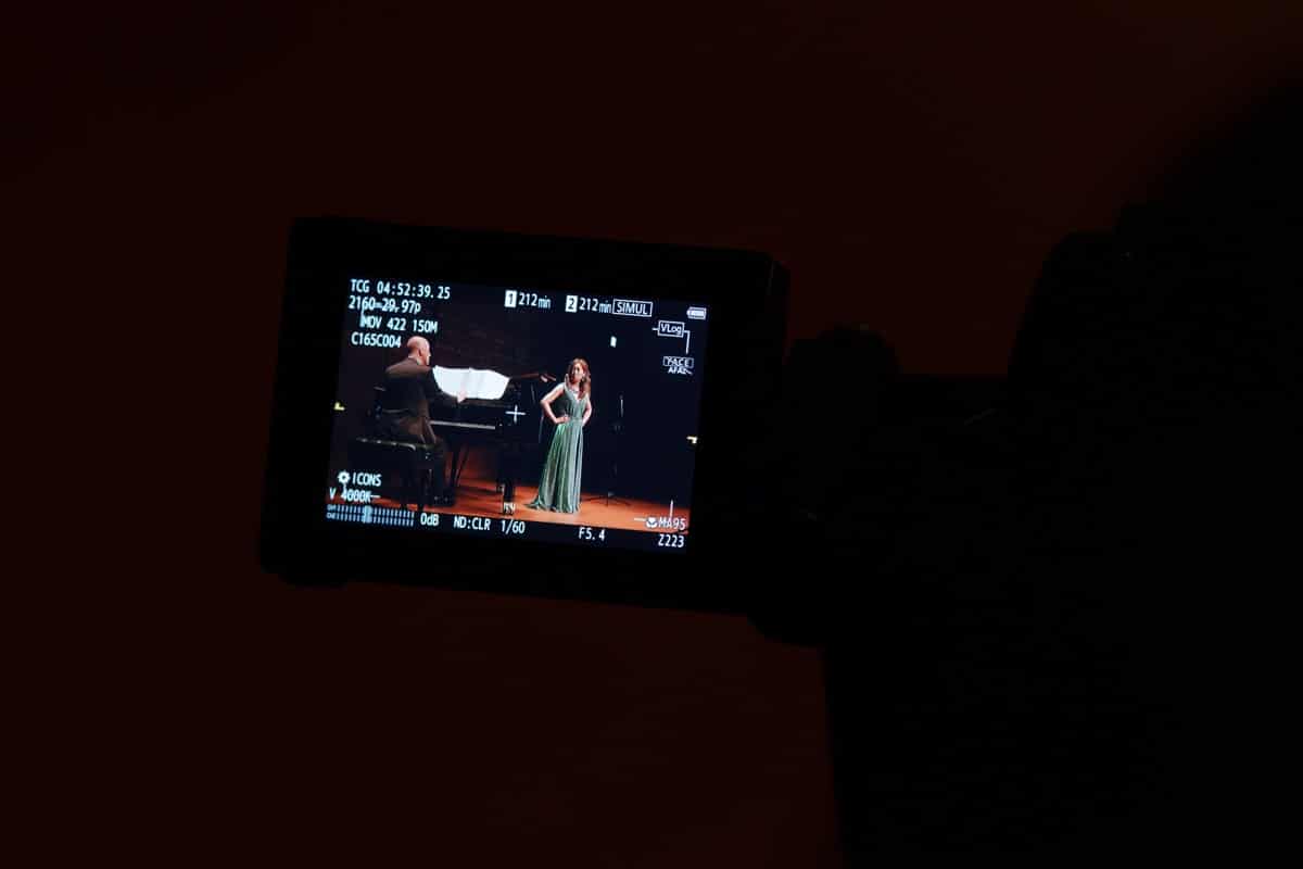 コンサート収録中のカメラモニターに映るステージ