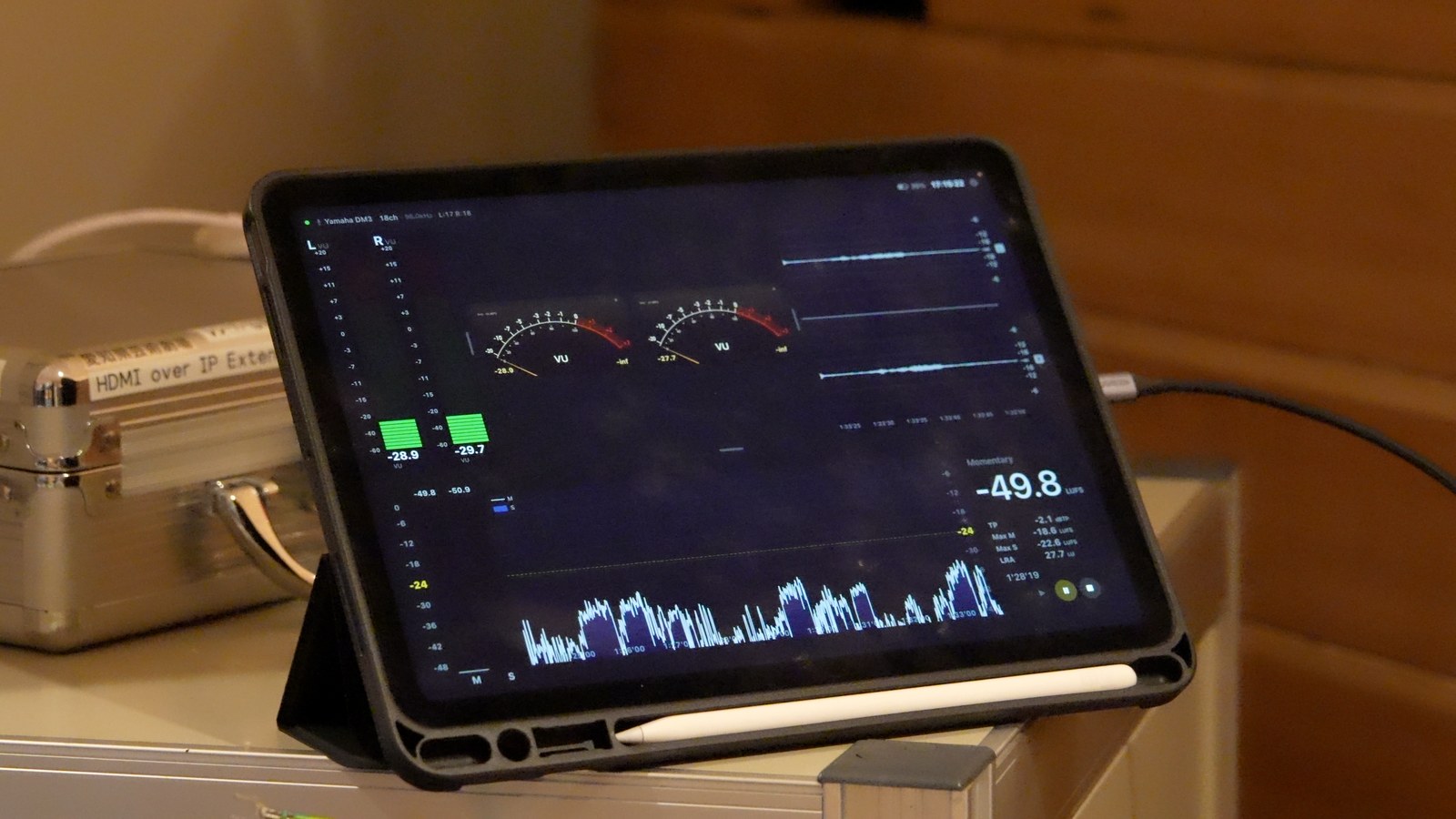 本番中の録音モニタリング。iPadのレベルメーターで録音レベルを確認している