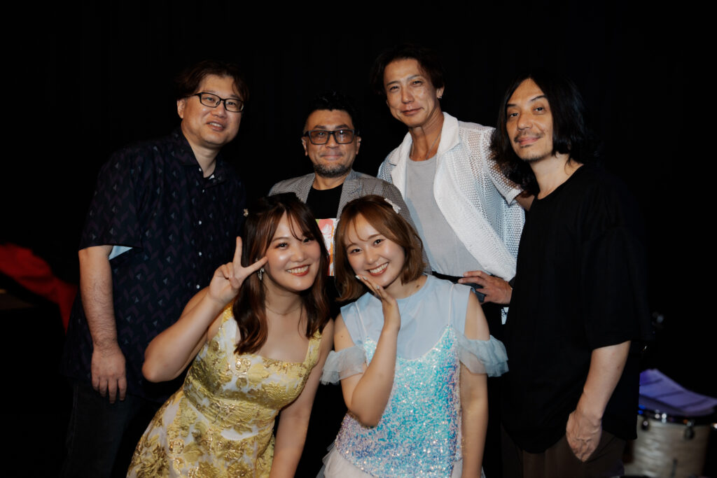Famille live 2026 at DOXY に出演した加藤梨菜とバンドメンバー6人の集合写真
