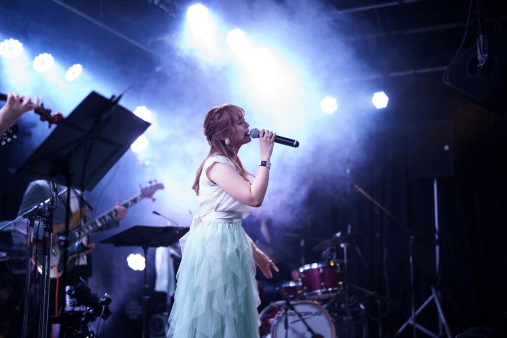 フルハウスがプロデュースする加藤梨菜MasaP（Famille）のライブ演奏