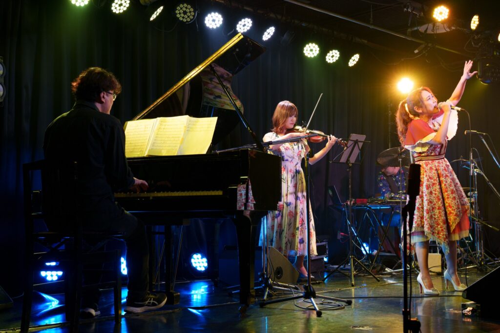 フルハウスがライブ演奏をサポートする佐藤実絵子のステージ