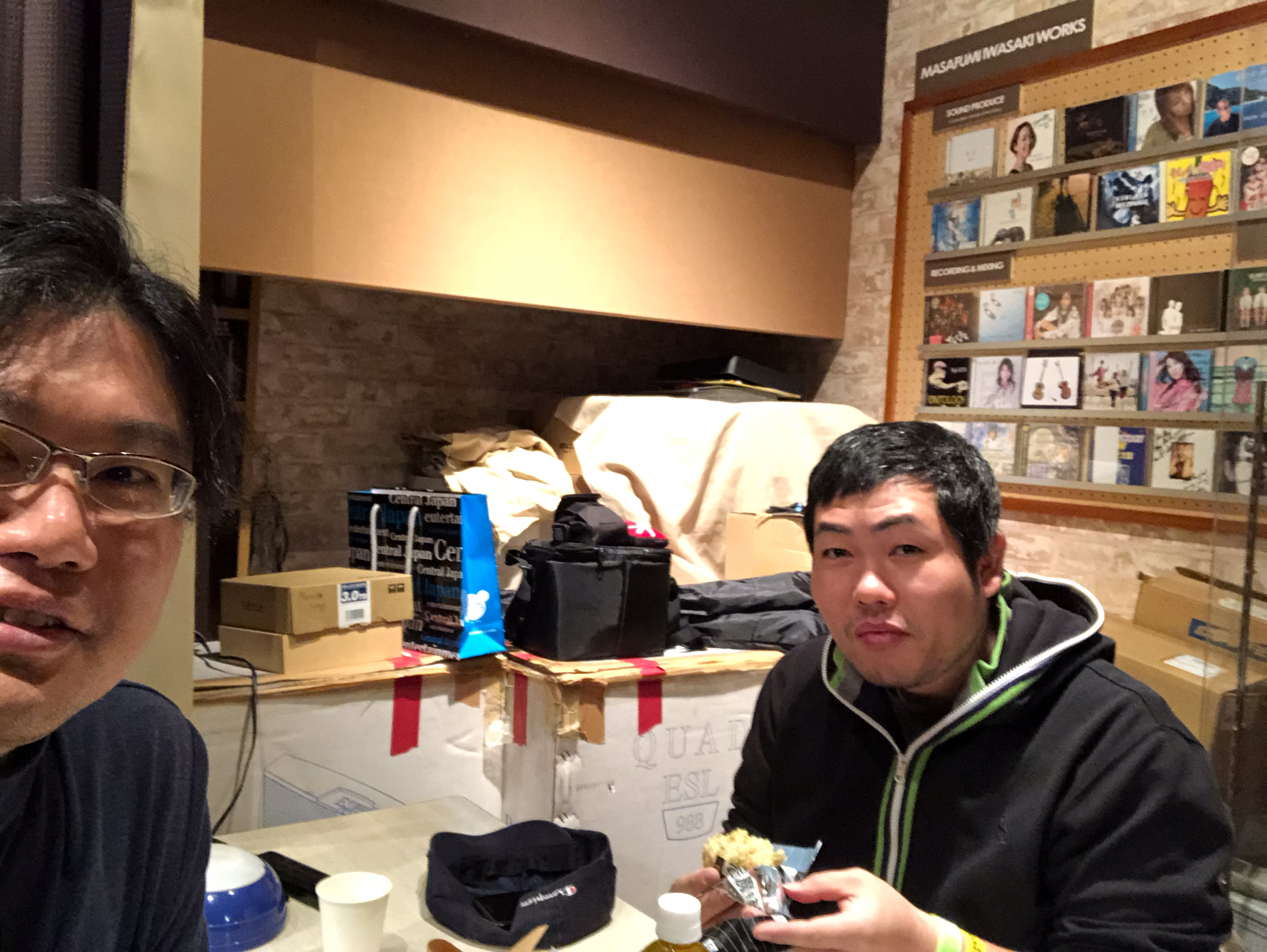 マスタリング当日、スタジオ フルハウスでの岩崎将史とCAM HALLの井坂壮志さん