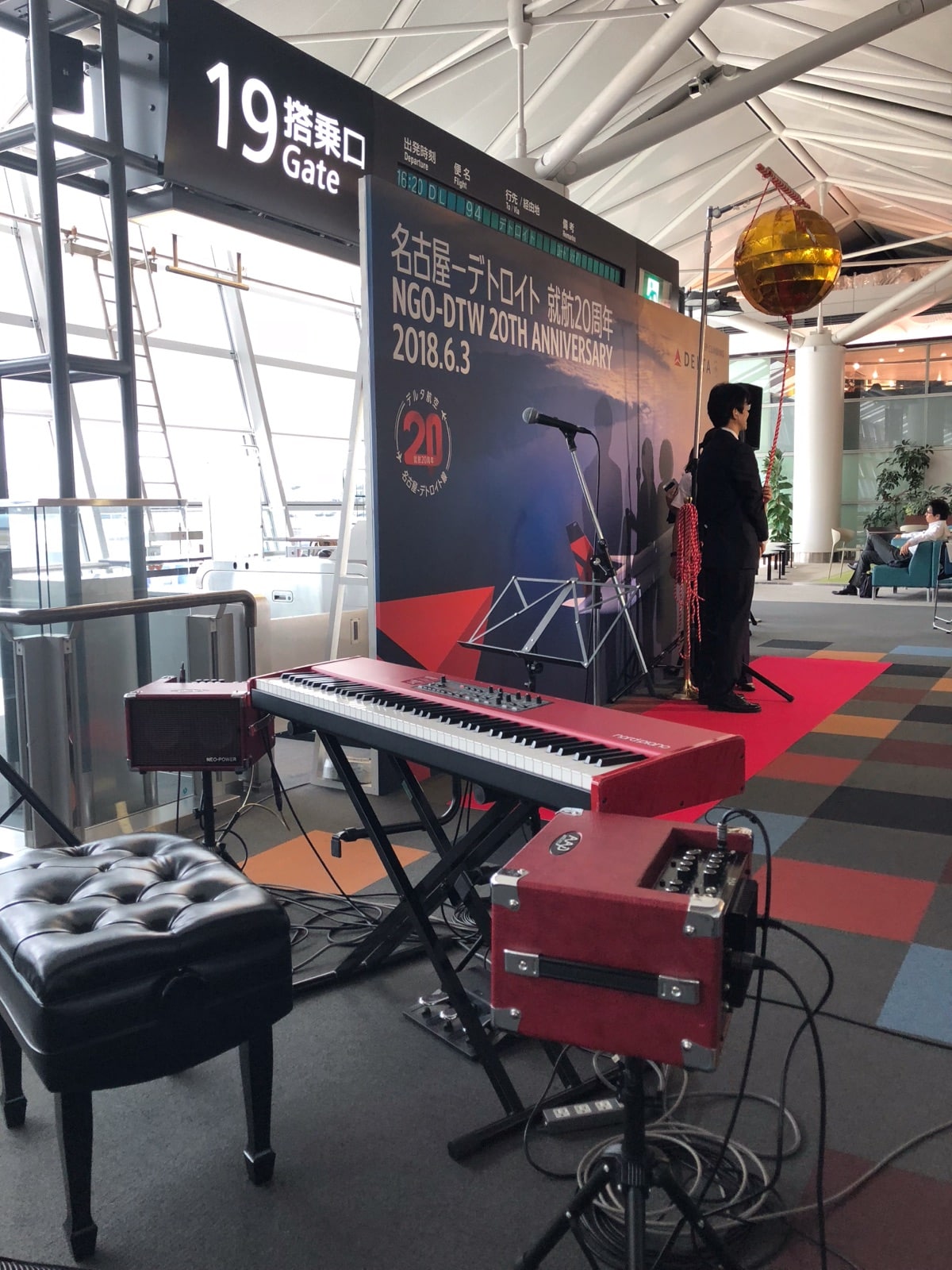 中部国際空港セントレア19番搭乗口に設営した記念式典のステージとNORD PIANO
