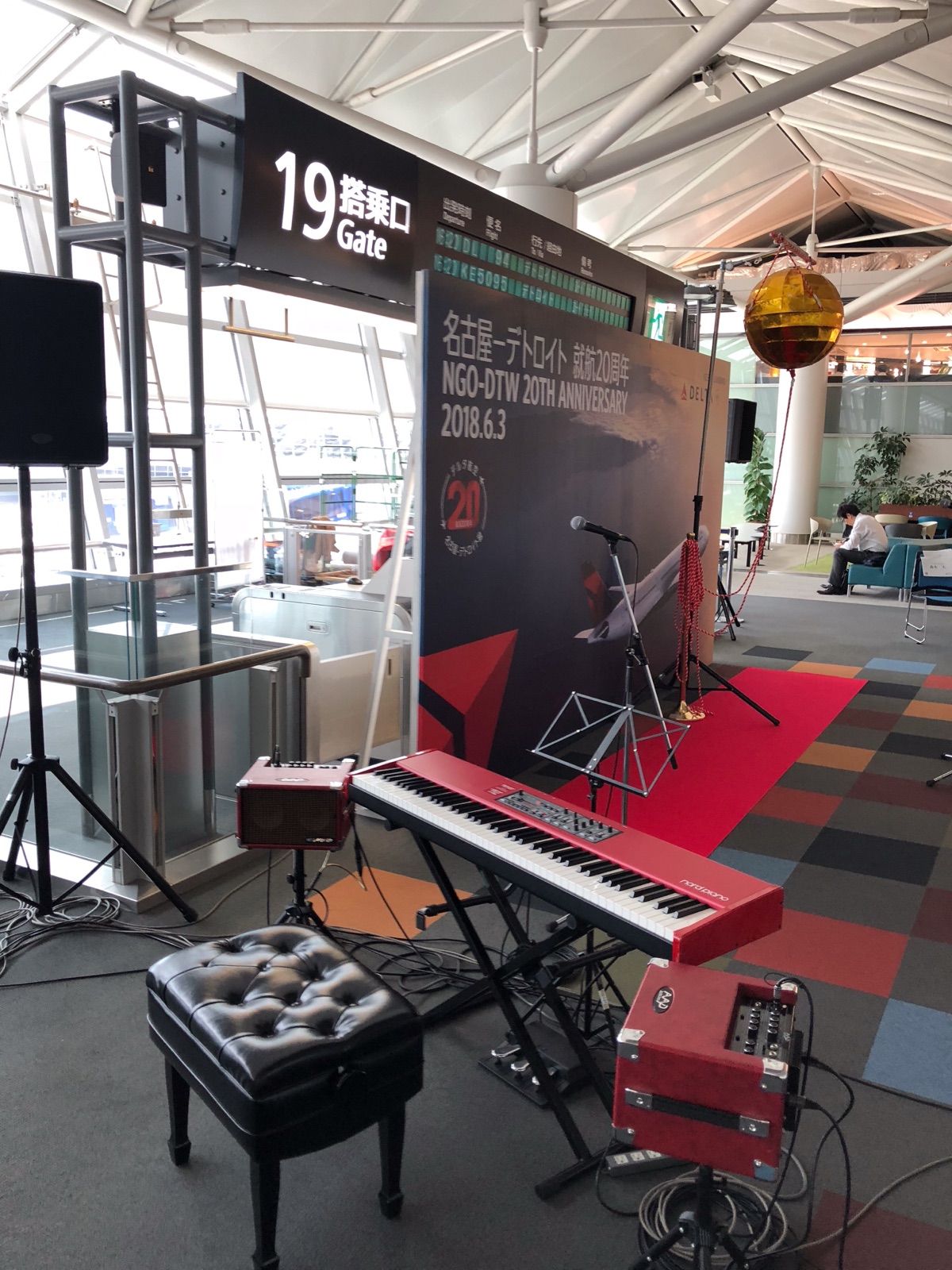 搭乗口前に設置したNORD PIANOとモニタースピーカー