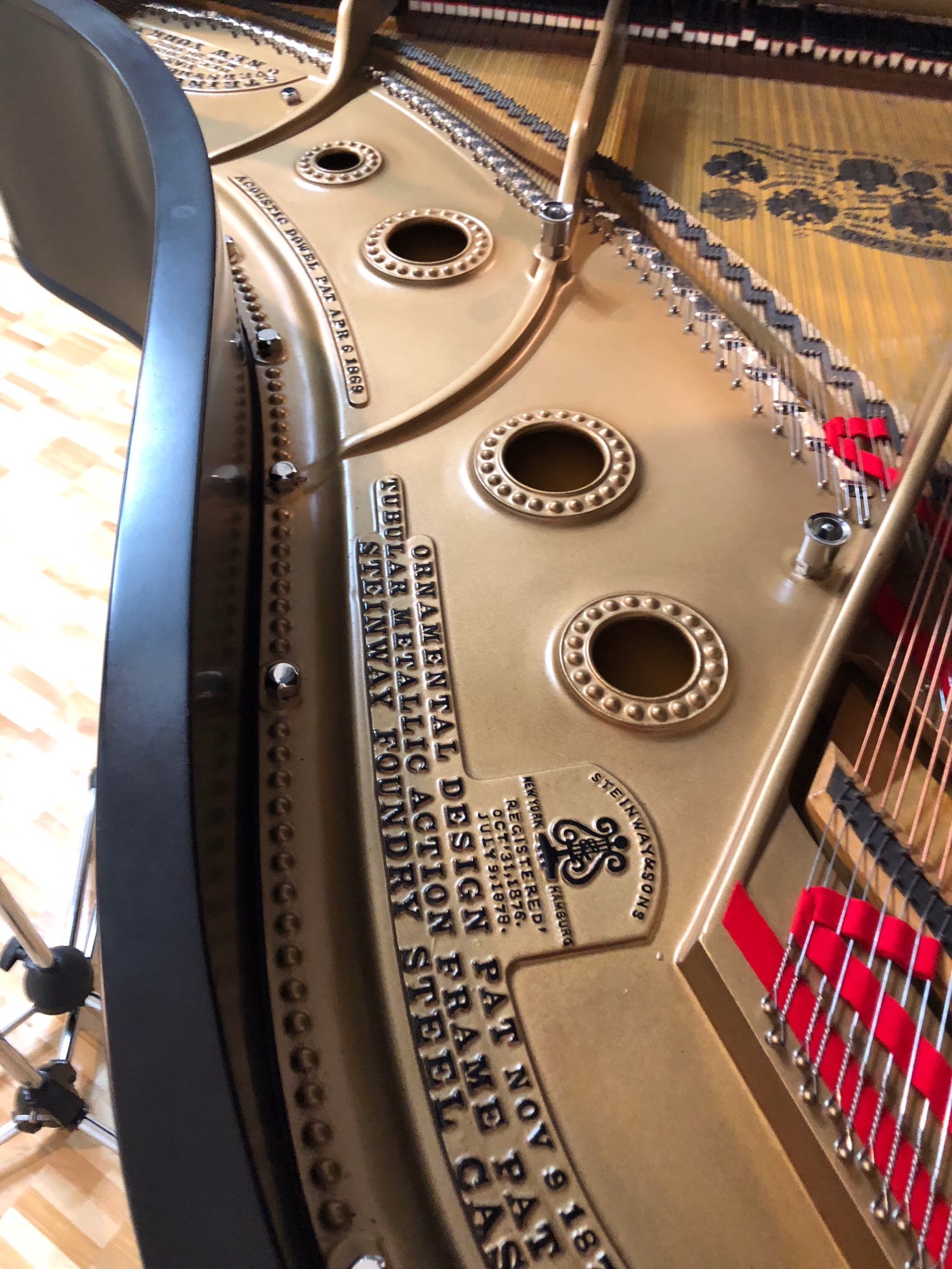 グランドギャラリー試打室のSteinway & Sonsグランドピアノのフレームの刻印