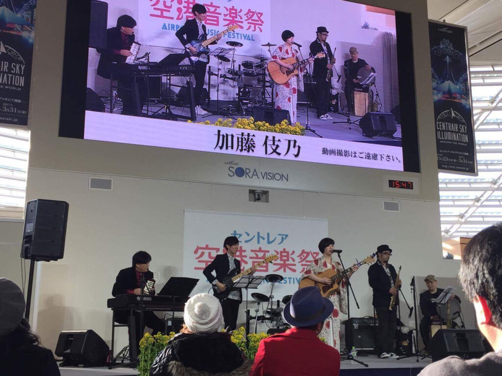 セントレア空港音楽祭で演奏する加藤伎乃さんとサポートバンド