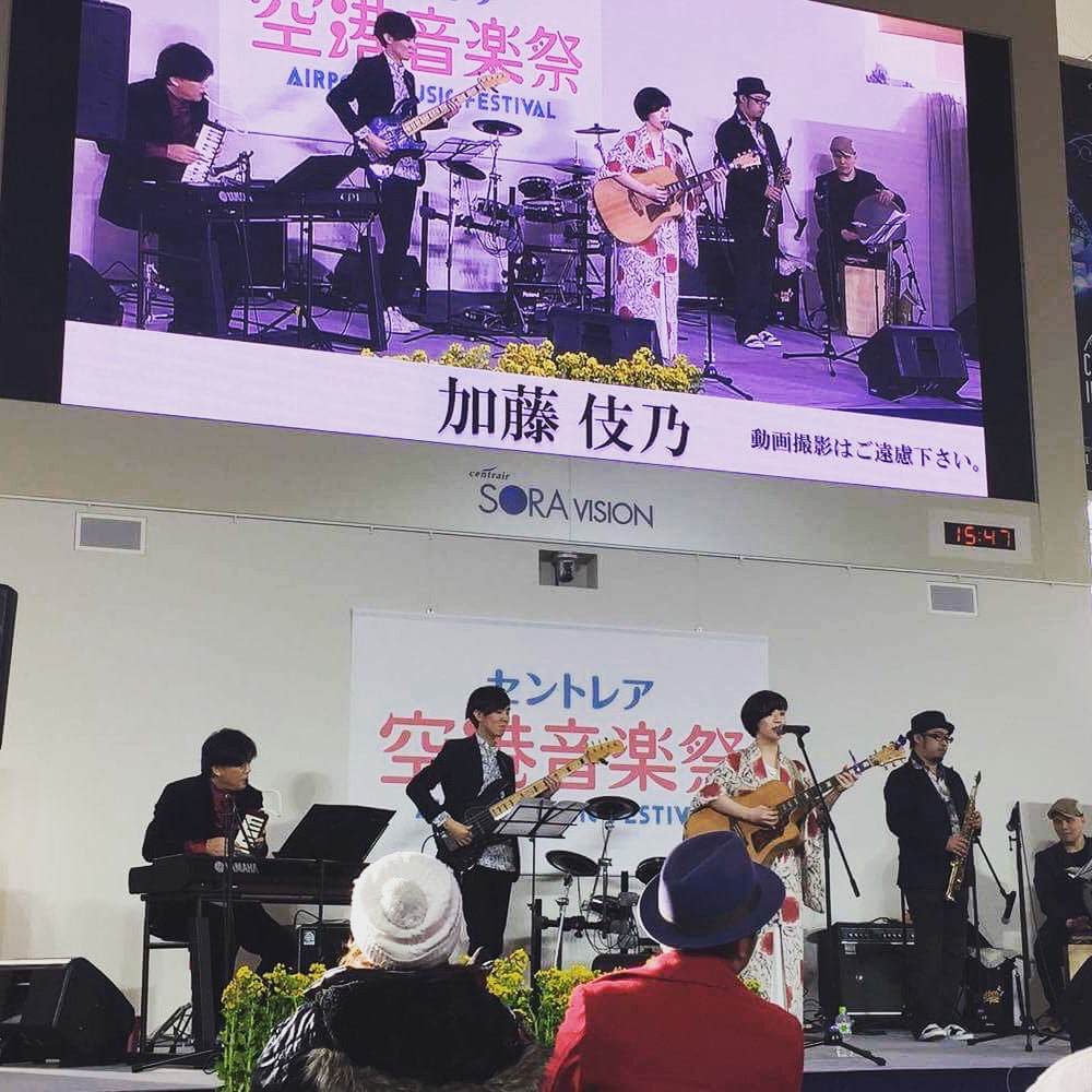 セントレア空港音楽祭 加藤伎乃さんのステージとバンドメンバー