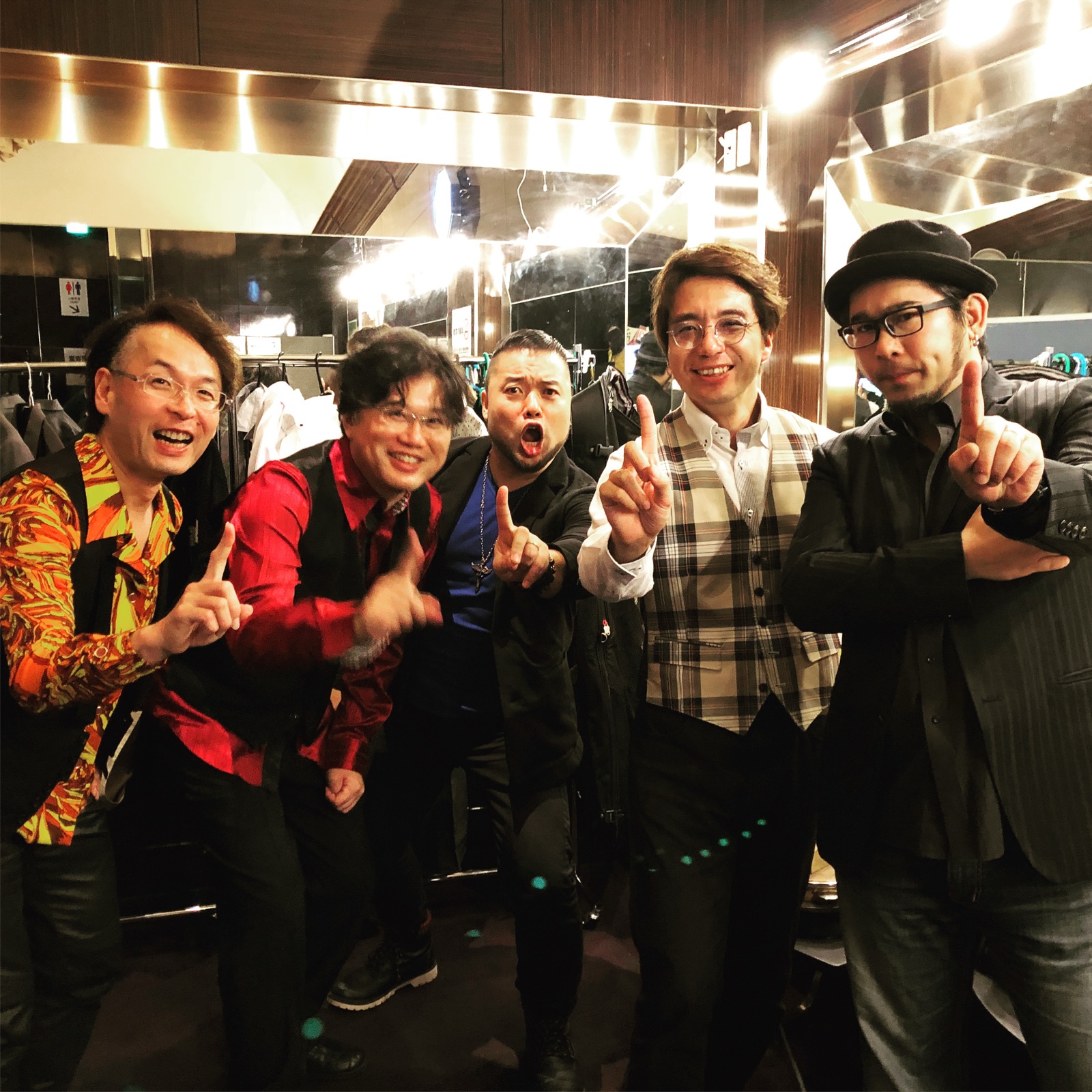 ReNY limited 名古屋の楽屋で記念撮影するサポートバンドのメンバー