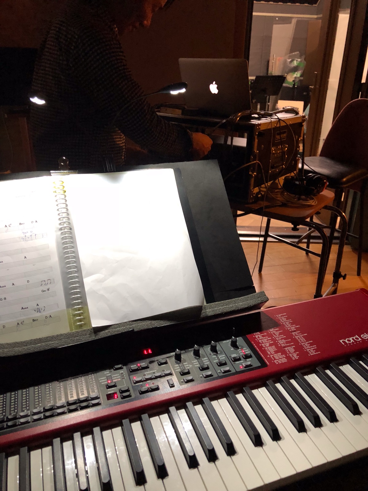 スタジオ フルハウスでのリハーサル。キーボードと譜面、奥にBVトラック同期再生用のMac