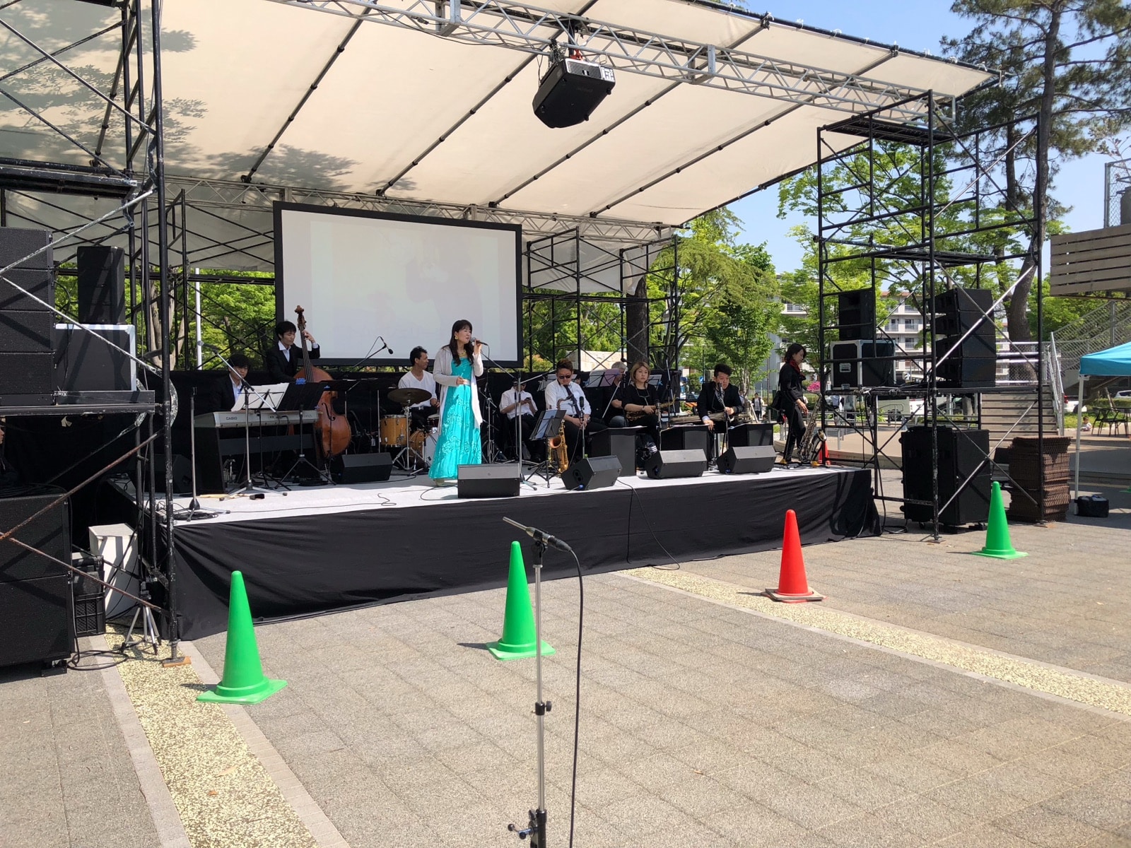 名城公園tonarino 1周年イベントの野外ステージでのジャズバンド演奏