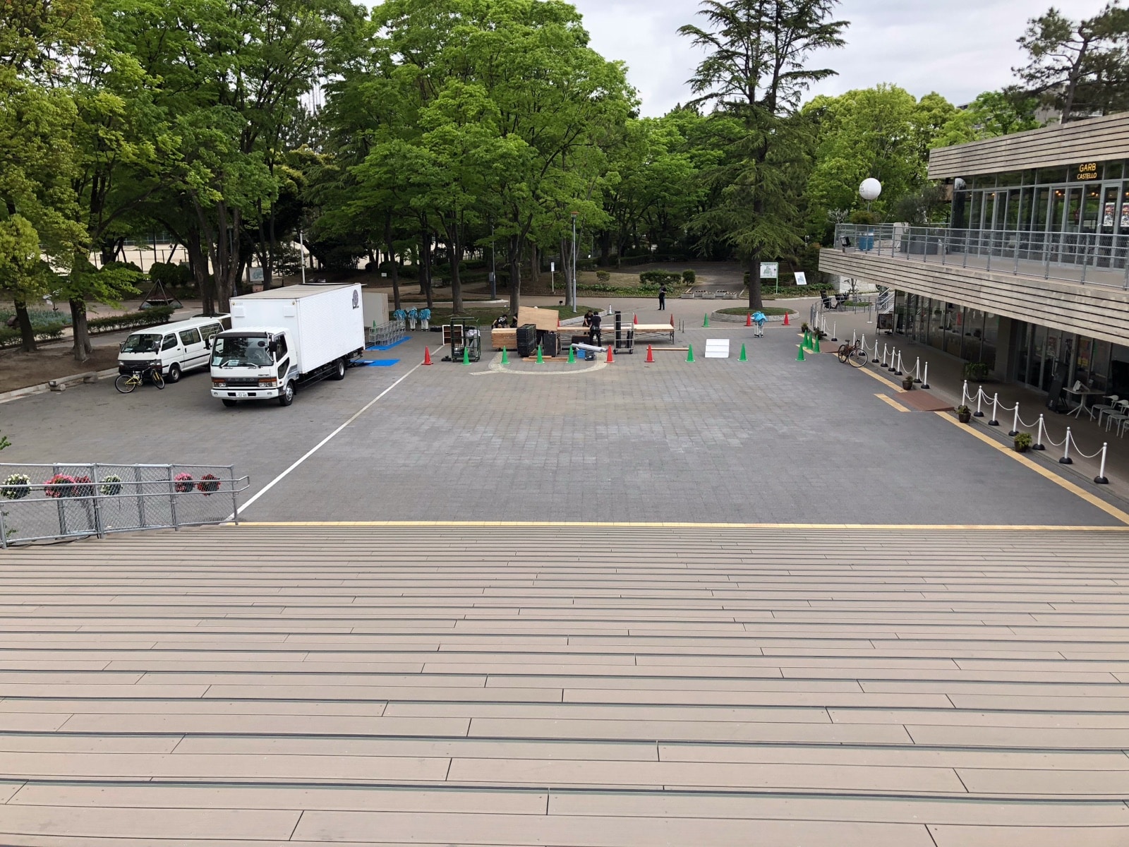 名城公園tonarino 仮設ステージ設営前の広場