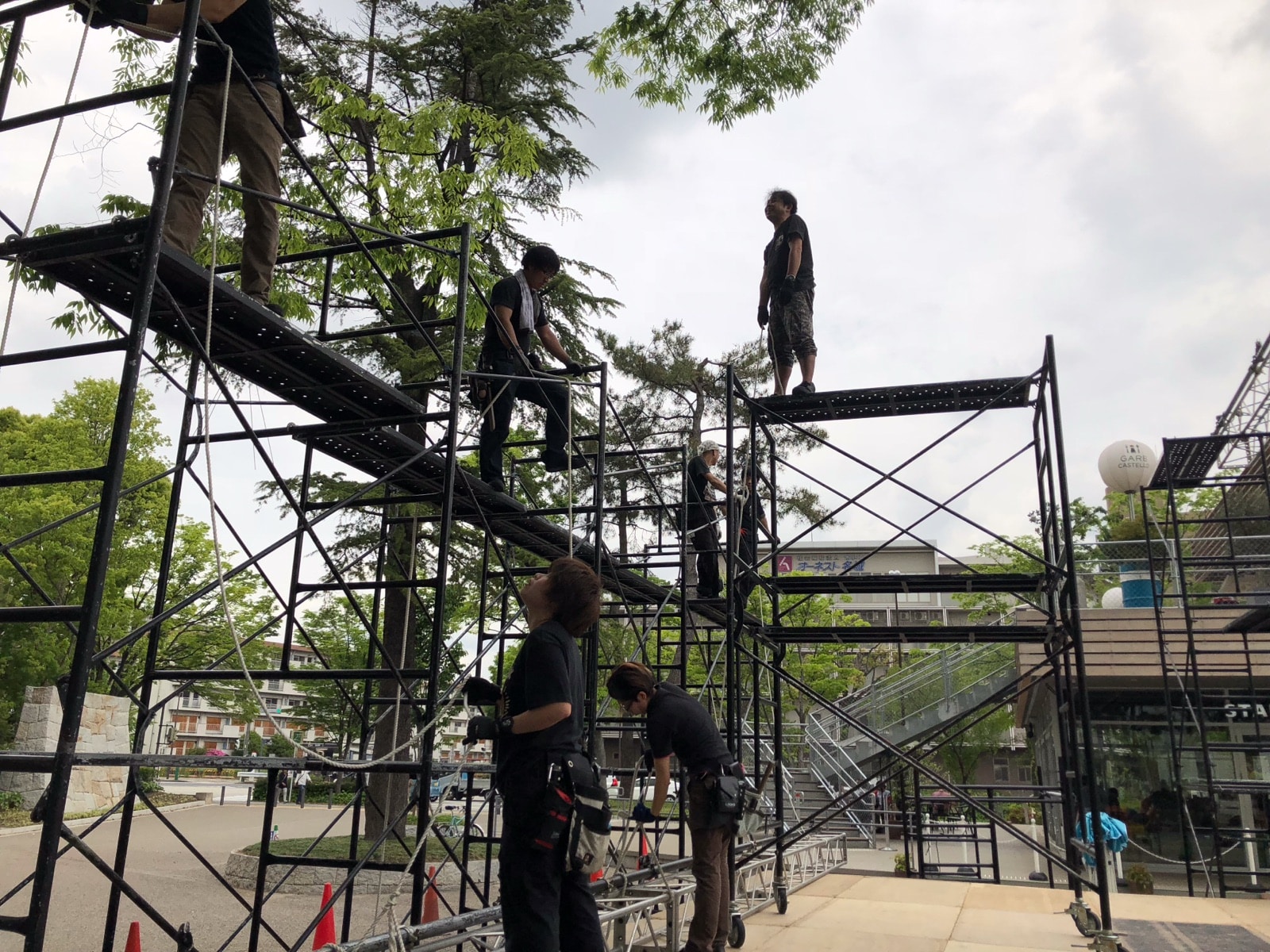 名城公園tonarino 仮設ステージのイントレ組み