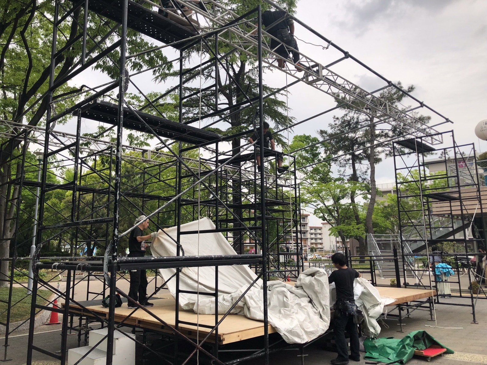 名城公園tonarino 仮設ステージの屋根張り
