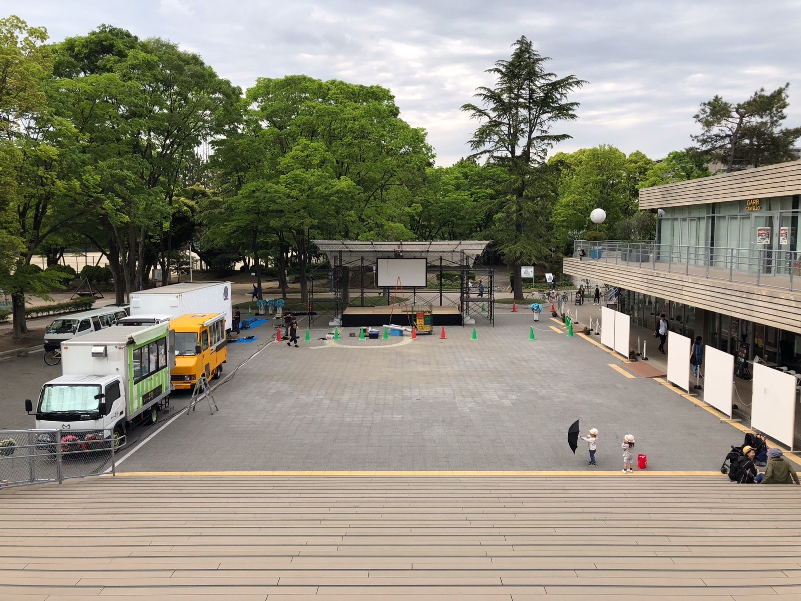 名城公園tonarino 完成した仮設野外ステージとキッチンカー