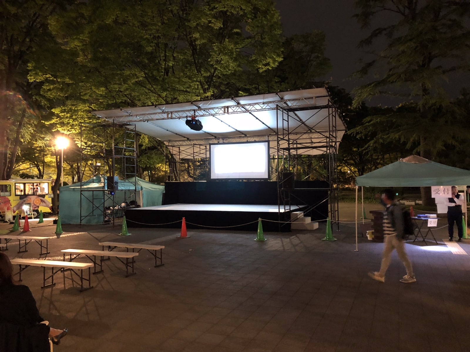 名城公園tonarino 夜の仮設ステージと映像上映