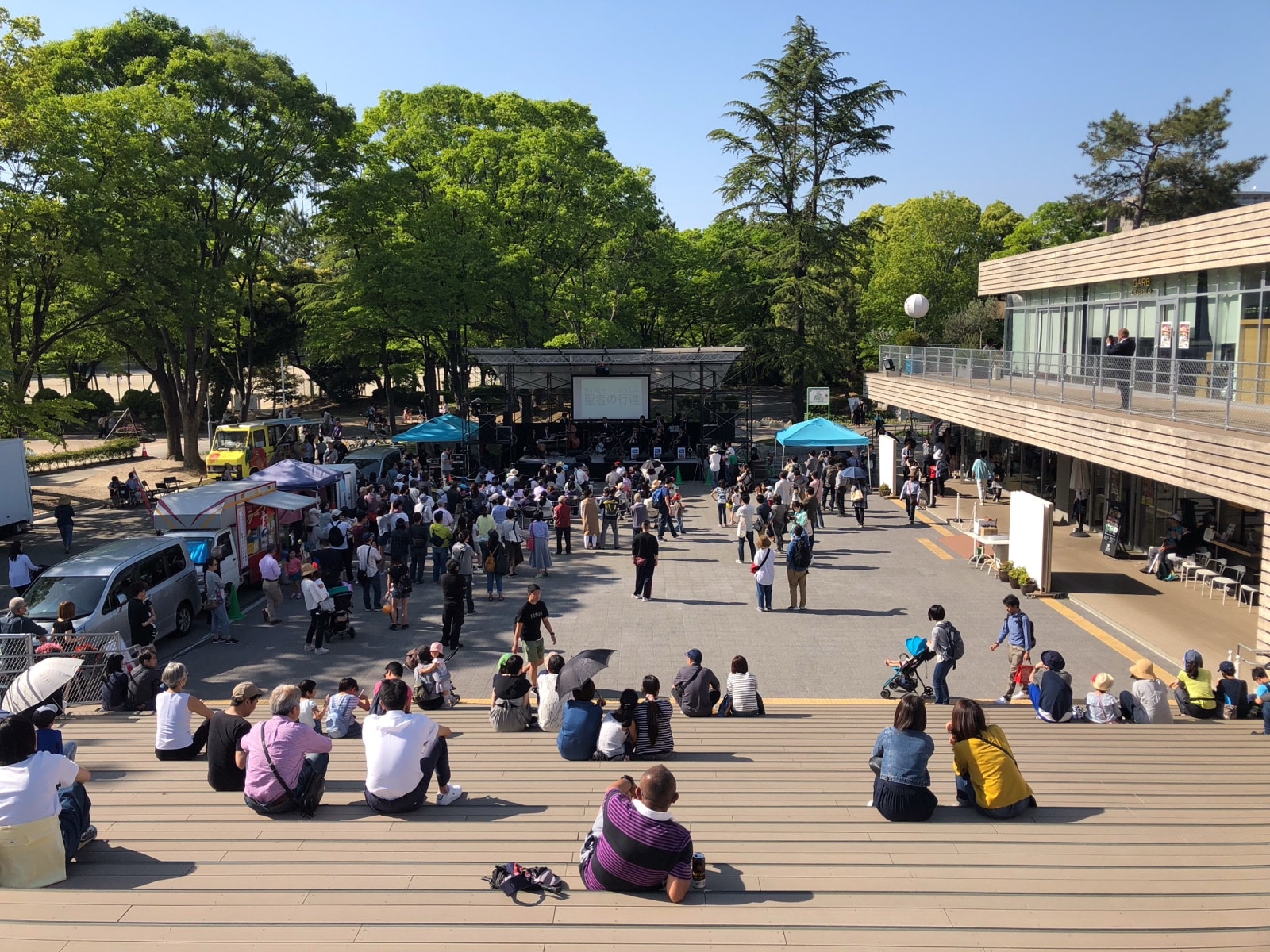 名城公園tonarino 1周年イベントの客席とステージ
