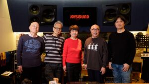 JOYSOUND 601 Studioのコントロールルームで録音を終えた演奏者とスタッフ