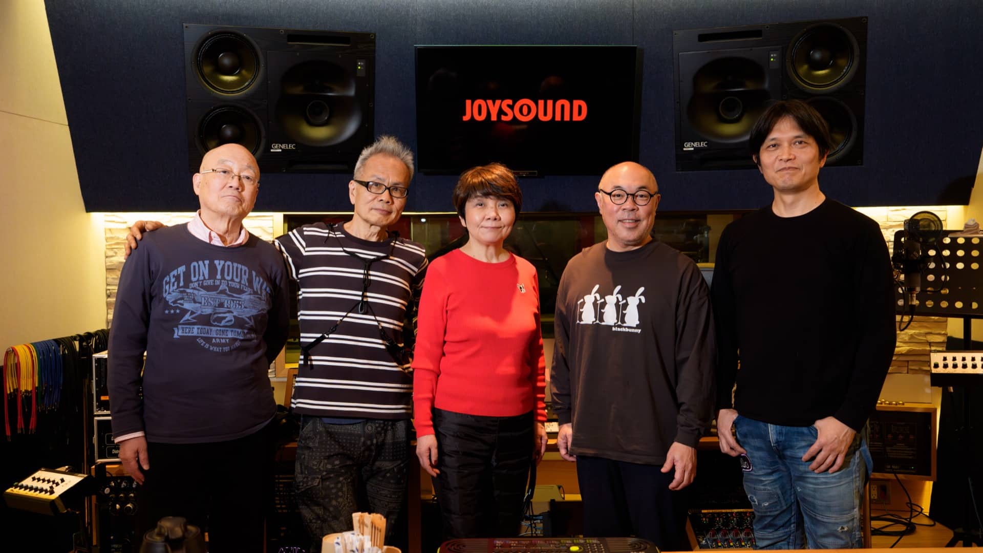 JOYSOUND 601 Studioのコントロールルームで録音を終えた演奏者とスタッフ