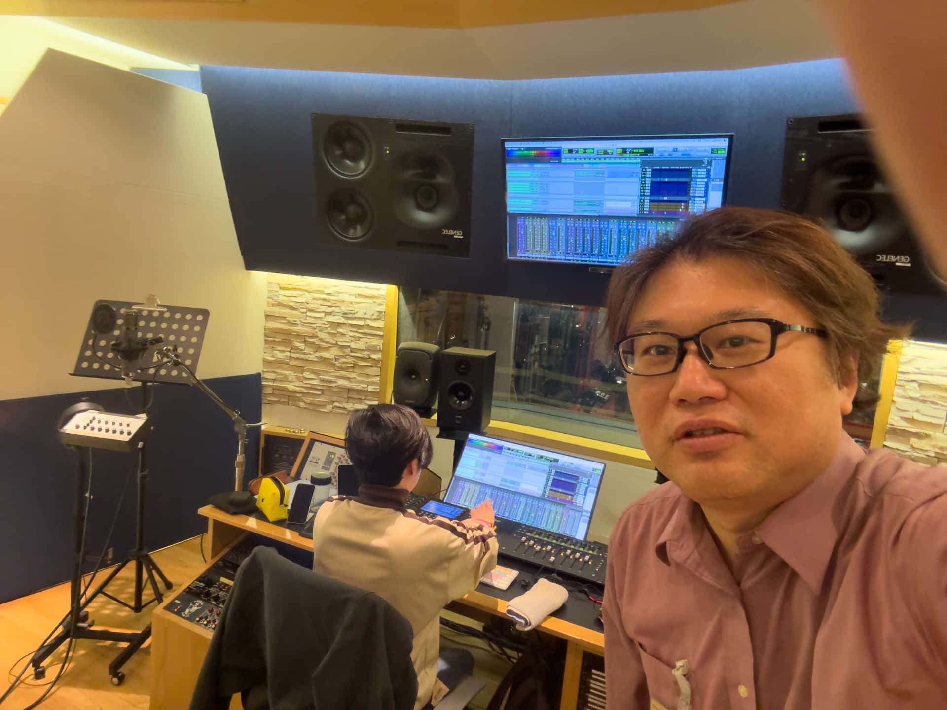 JOYSOUND 601 Studioのコントロールルームで録音中の岩﨑将史と山田貴希力