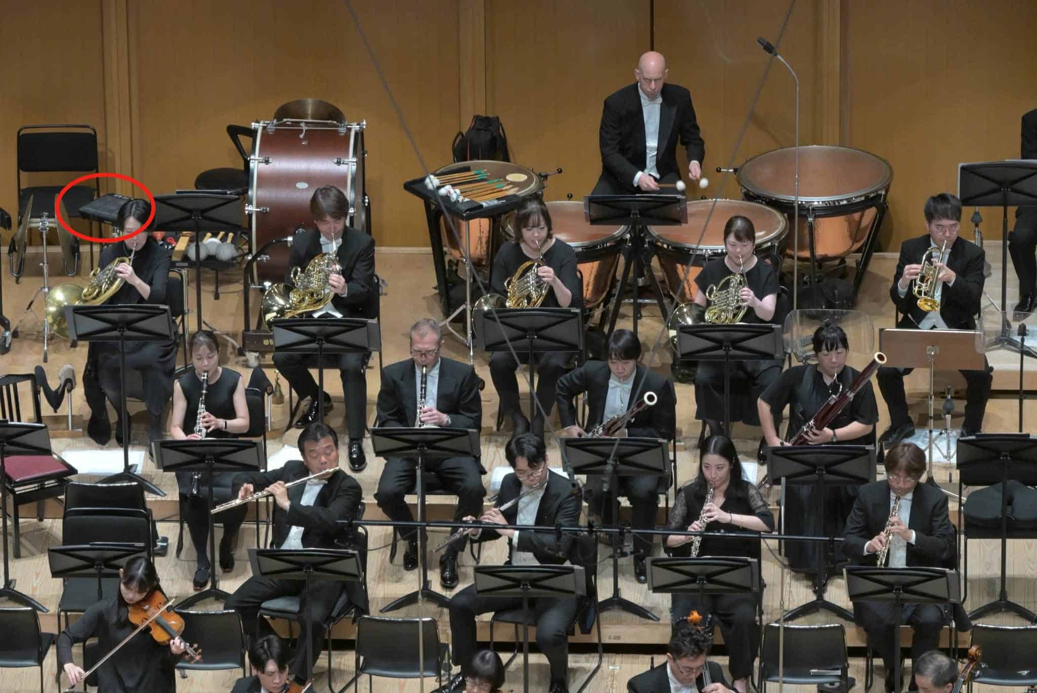 名古屋フィルハーモニー交響楽団 第549回定期演奏会の舞台。赤丸で囲んだ、ホルン奏者の後ろにあるのがホーン音を鳴らすドラムパッド